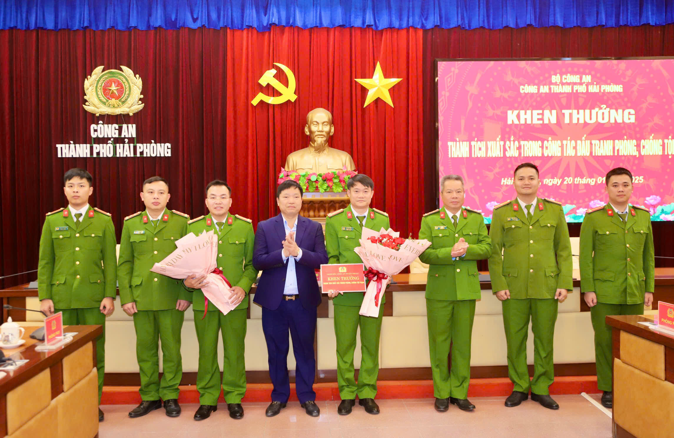 Khen thưởng Công an huyện Cát Hải vừa phá chuyên án, thu giữ 12kg cần sa